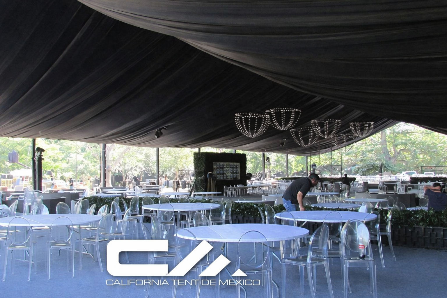Montaje para evento social con carpa, plafon y mobiliario